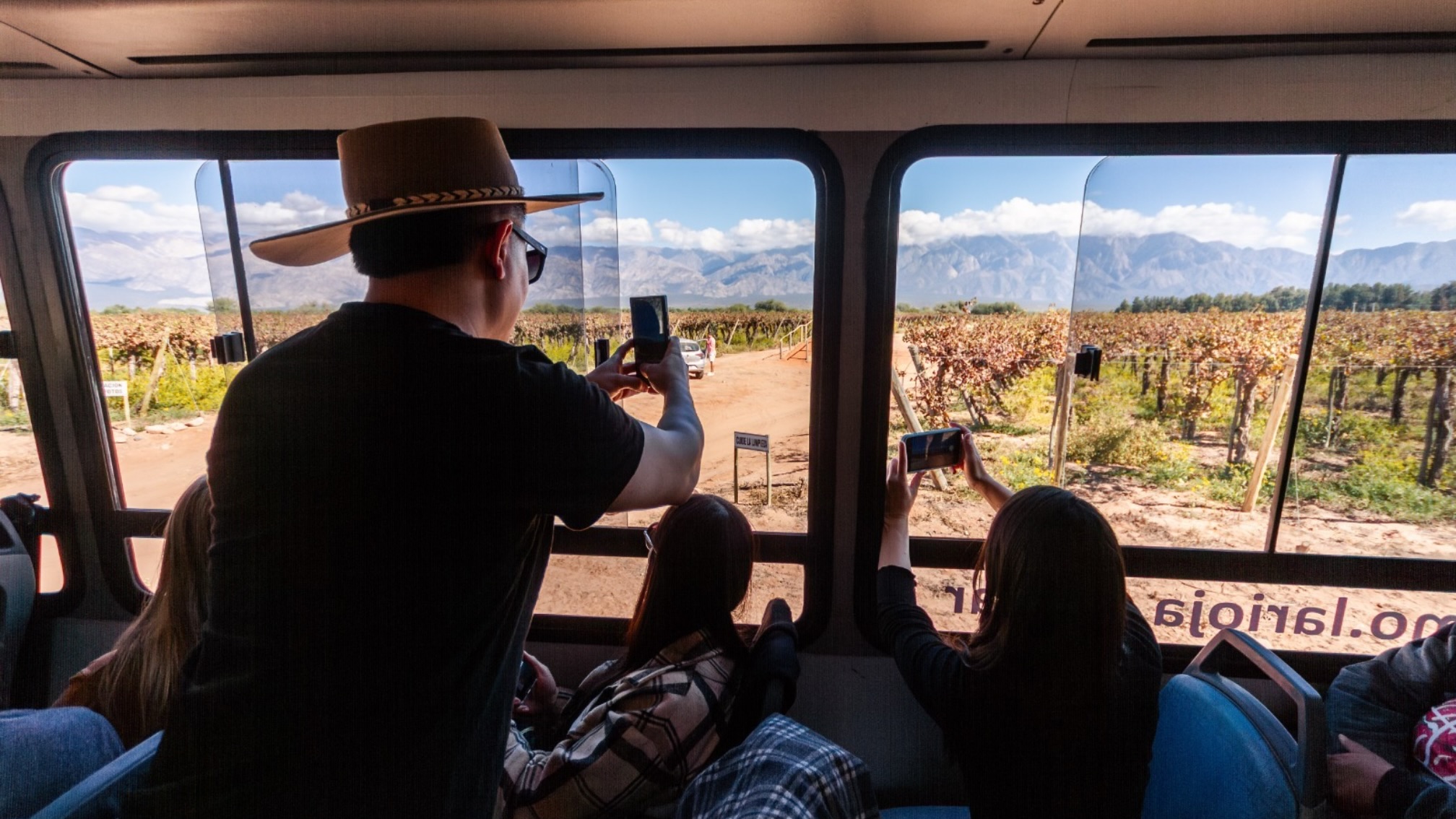 El Bus Turístico de la Ruta del Vino Riojano anunció nuevas salidas por la Costa y Chilecito-Famatina